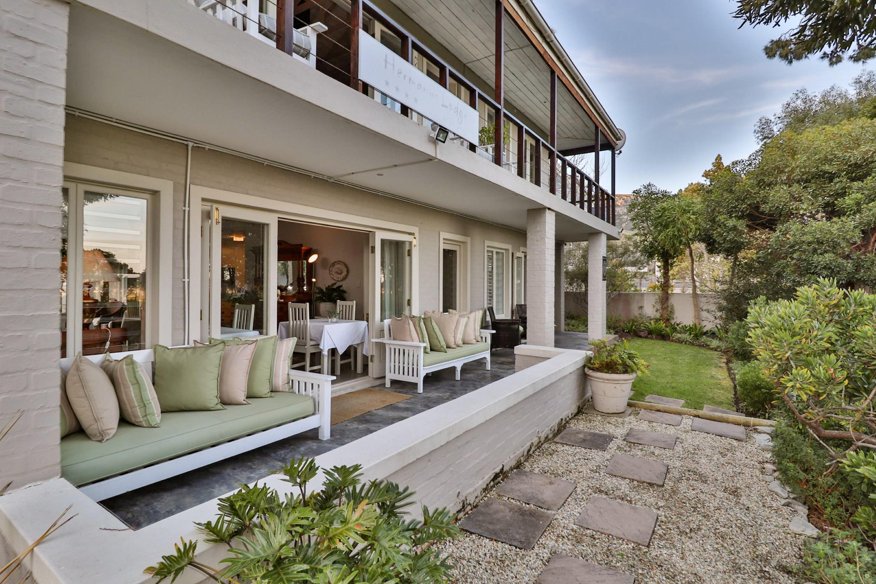 Hermanus Lodge On The Green - Solar Power Exterior foto