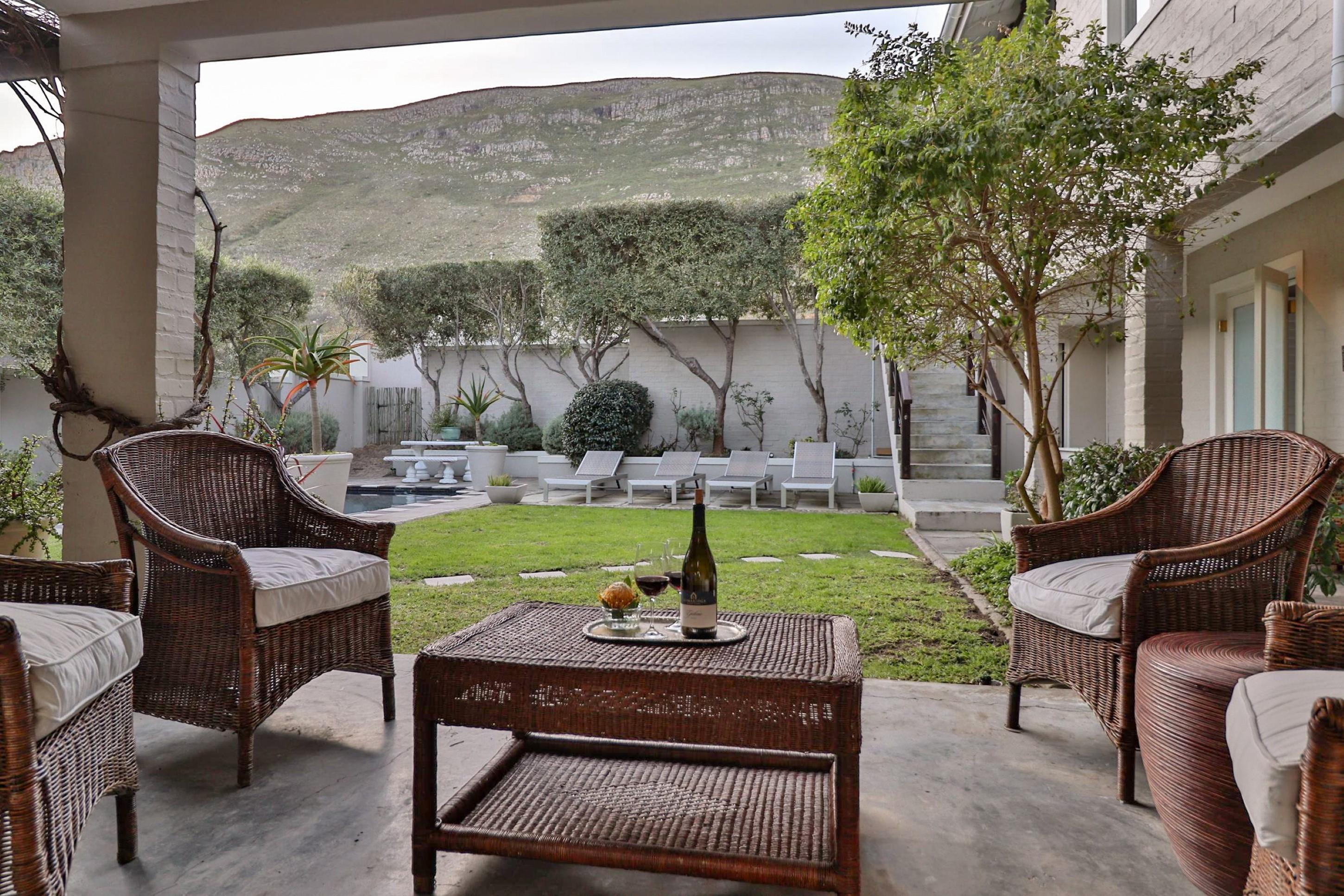 Hermanus Lodge On The Green - Solar Power Exterior foto
